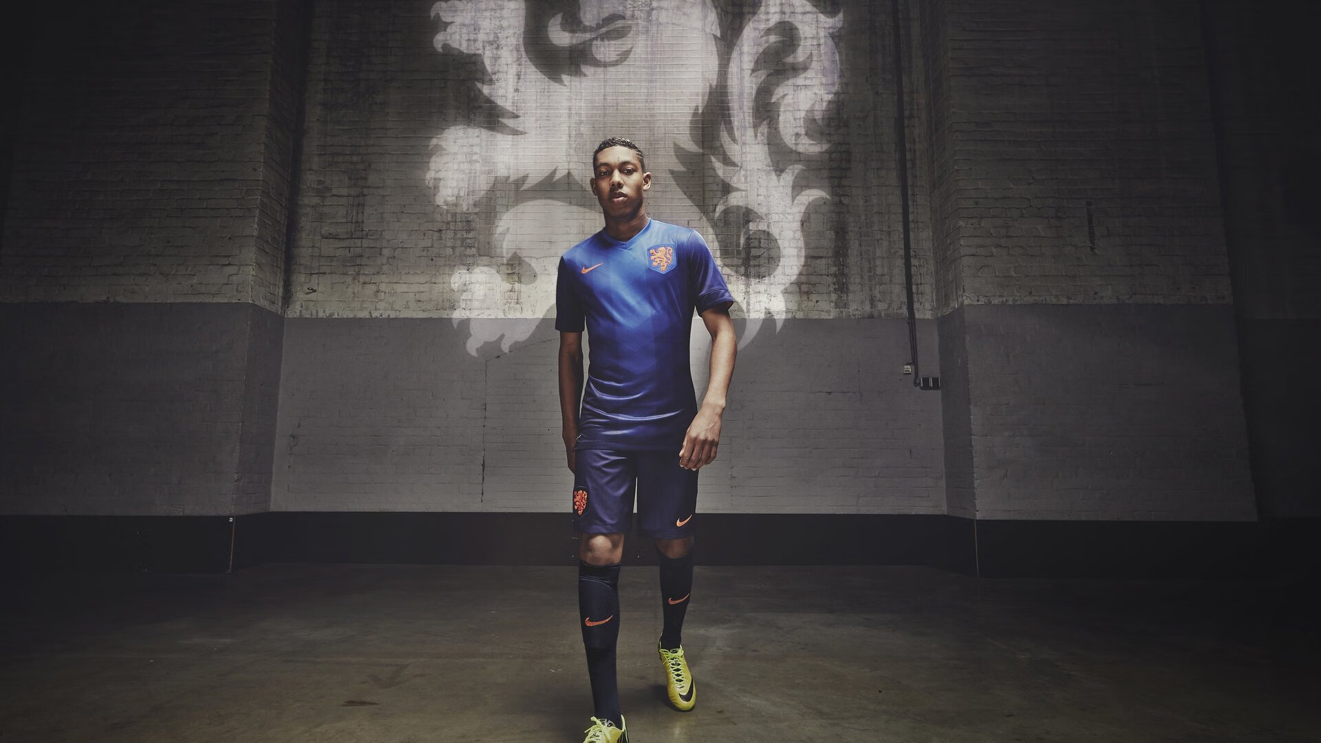 开云·体育官网APP下载-五大联赛本土与外援阵容比例变化对打法塑造作用，五大联赛允许几名外援